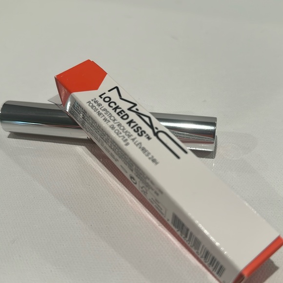 MAC LOCKED KISS RENEGADE (57) BRIGHT ORANGE 24 HR LIPSTICK. FULL SIZE - Picture 4 of 5